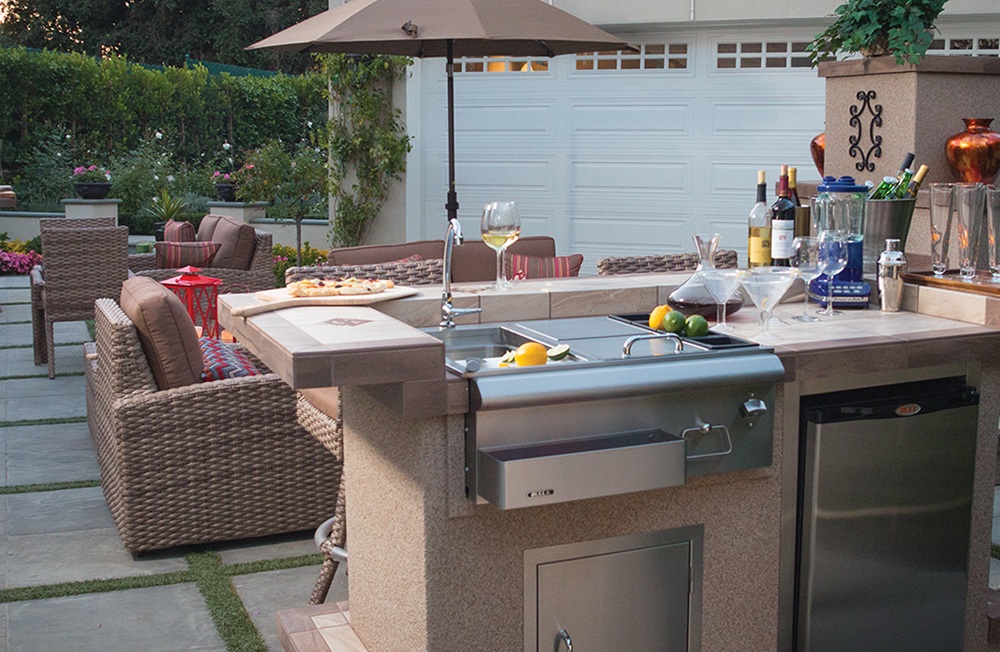 Bull Outdoors 30 Inch Stainless Steel Outdoor Kitchen Bar Center with Sink