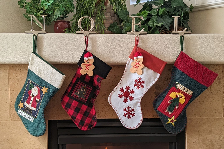How to Decorate Your Fireplace for Christmas