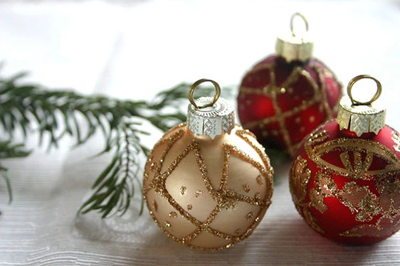 How to Decorate Your Fireplace for Christmas