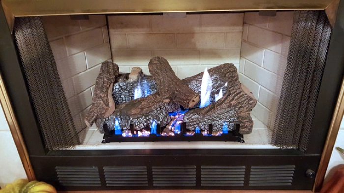 Gas log media in a stove